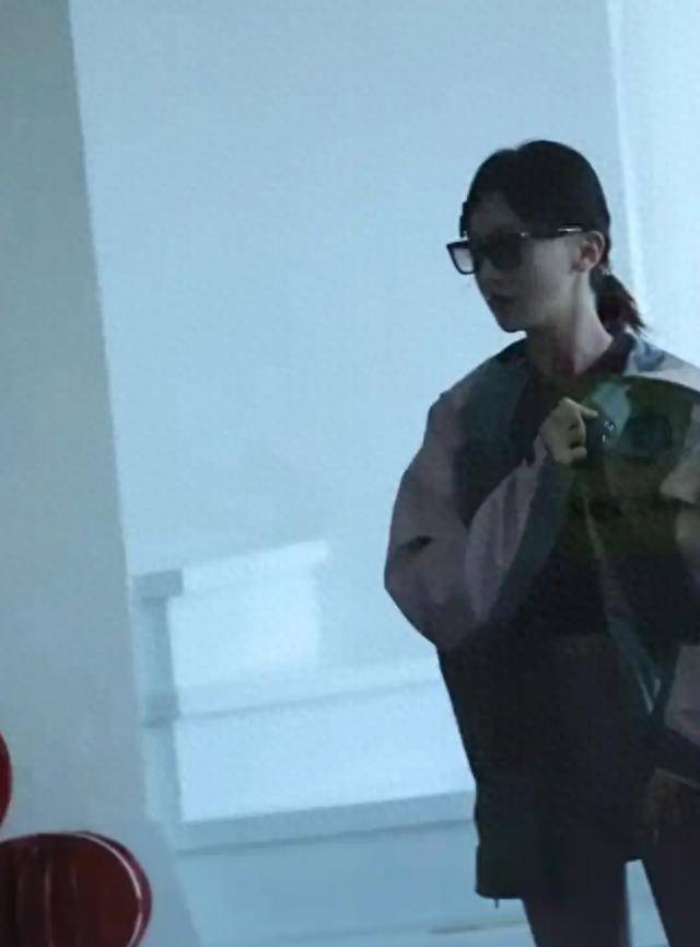 35岁吴谨言现身健身房身形苗条四肢纤细产后恢复惊艳