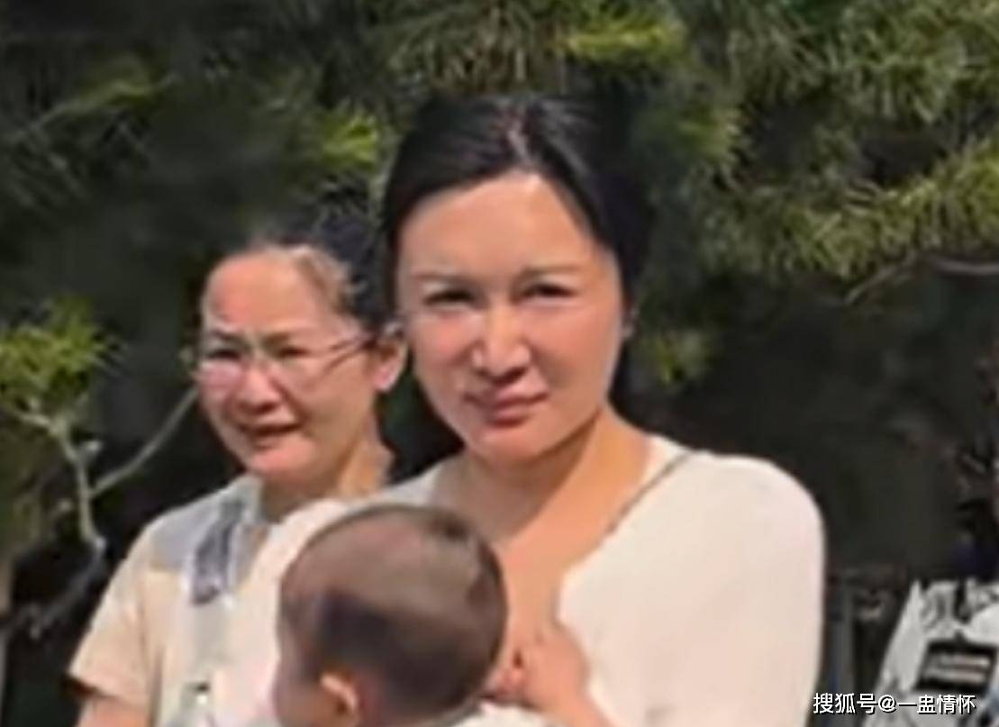 张纪中家游环球影城对老婆当众训斥杜星霖素颜又老又土